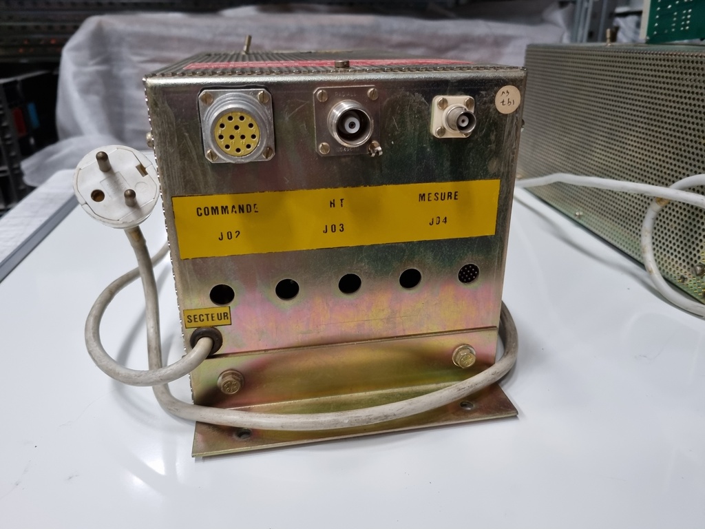 Ion pump power supply 