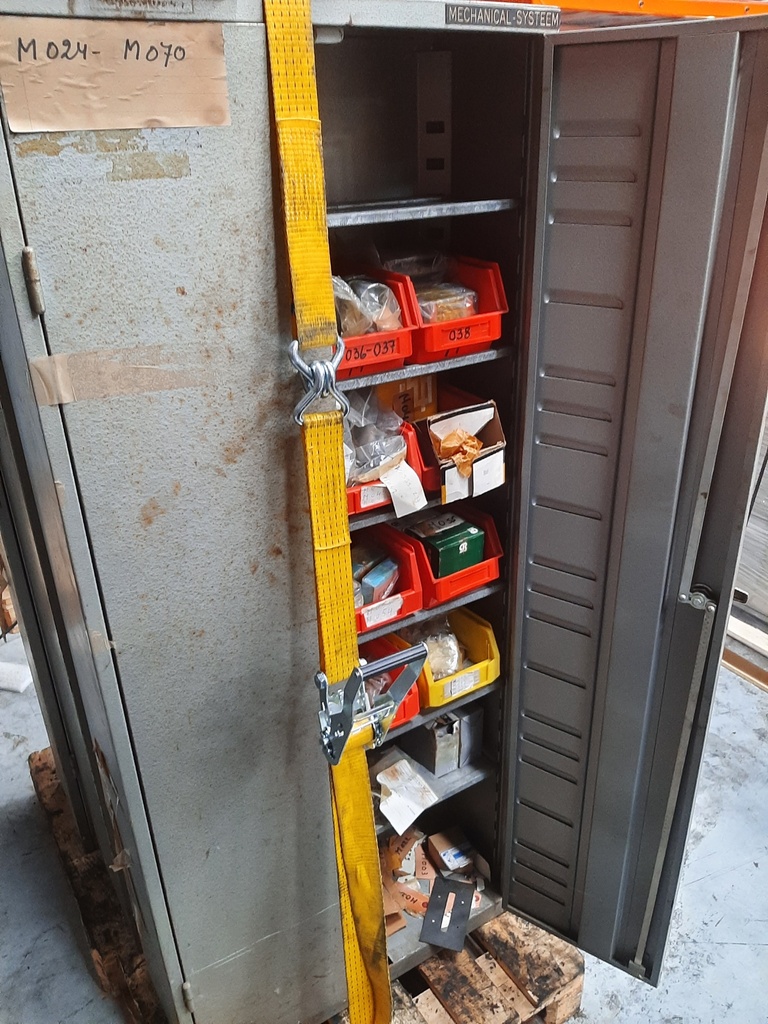 Metallic storage cabinet